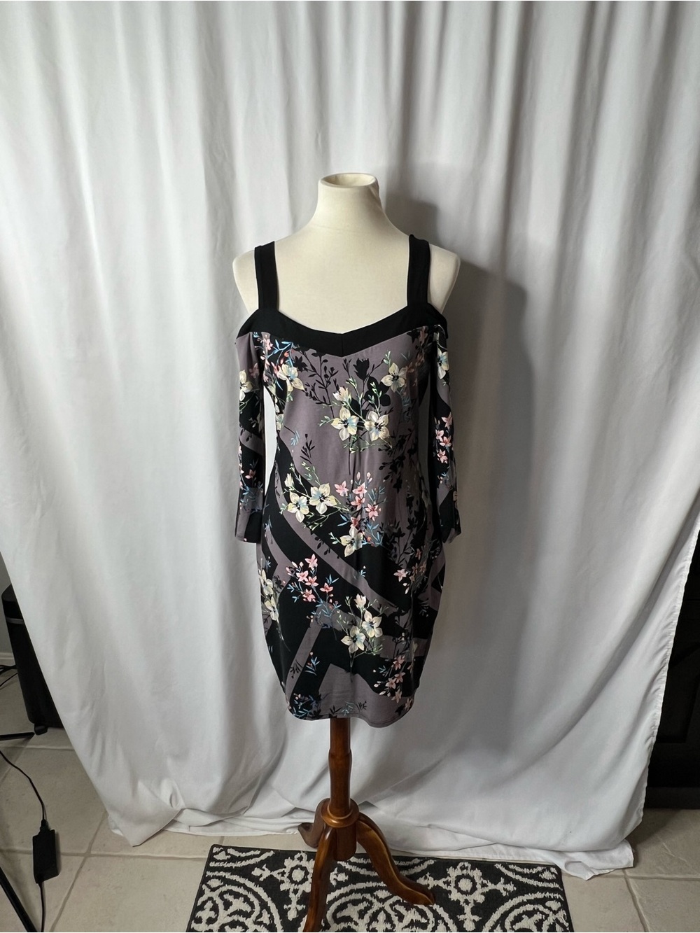 GUESS Floral Cold Shoulder Dress – Size Large